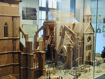 Münstermodell: Blick von Südwesten auf das romanische Süd-Querhaus.