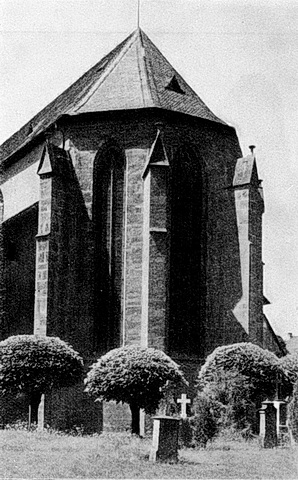 Stiftskirche, Chor mit den Resten des alten Friedhofs.