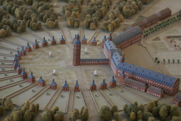 Zirkel der Gründungsanlage des Residenzschlosses Karlsruhe. ImMIttelpunkt der Schlossturm, im Zirkel Jagdpavillons.