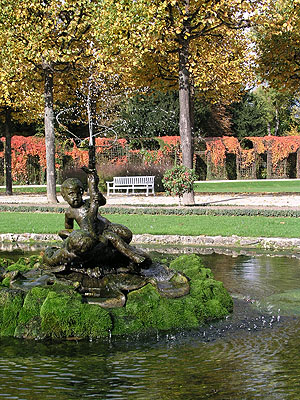 Obelisk und Vase in der Querachse des Schwetzinger Zirkelparterres.
