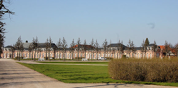 Schloss Schwetzingen, Blick auf den nördlichen Zirkelbau vom Vorplatz des Arionbrunnens aus.