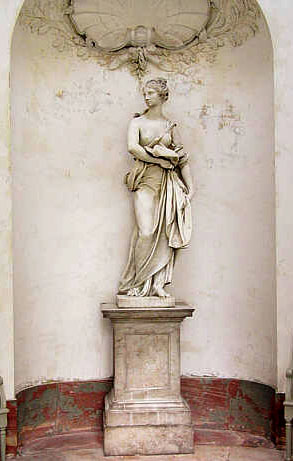 Figur der Botanik, ein Werk des Mailänder Künstlers Franco Carabelli