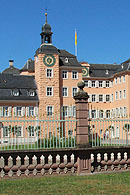 Ehrenhof des Schlosses Schwetzingen von Südosten