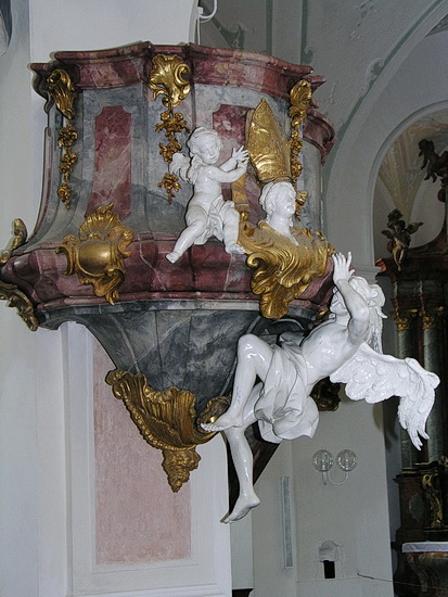 Kanzel im Mittelschiff der Klosterkirche