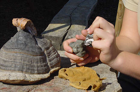 Federseemuseum Bad Buchau, Museumspädagogik, Kinder im Steinzeit-Zelt