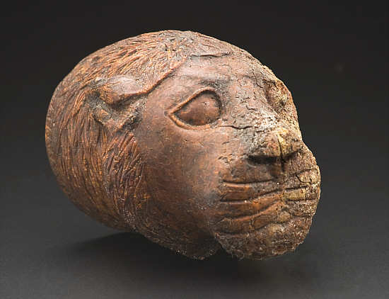 Löwenkopfgefäß aus Bernstein (Frontansicht)