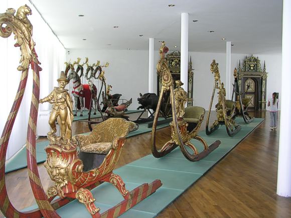 Schloss Urach: Blick in die Sammlung der Prunkschlitten