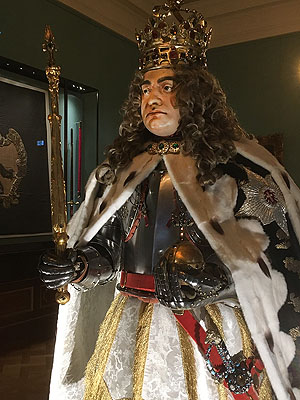 Dresden, Prunkappartement im Residenzscloss: Lebensgroße Puppe mit dem Herrscherornat Augusts des Starken