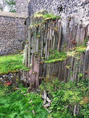 Basaltsäulen im Vorhof der Festung Stolpen
