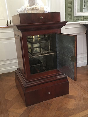 Schloss Wörlitz: In einem Postament verborgener Eisschrank