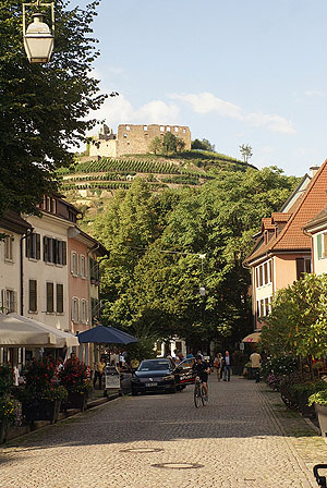Hauptstraße mit Burgruine