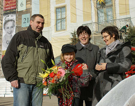 Schlossleiterin Ingrid Möbius (ganz rechts) begrüßte persönlich Familie Holz aus Sallgast (Brandenburg) vor der Ausstellung