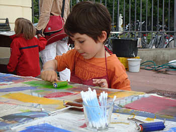 Ferien im Badischen Landesmuseum: Kinder zwischen sechs und neun Jahren streifen �mit Hansi durch die Welt des Jugendstils
