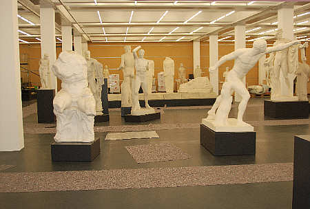 Die Gipsabgüsse der Archäologischen Sammlung am 12. Oktober beim Einzug in den Herderbau. Bild: Uni Freiburg