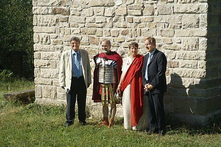 Prof. Dieter Planck, Pr�sident des Landesamts f�r Denkmalpflege, und der Stuttgarter Regierungspr�sident Johannes Schmalzl mit zwei Limes-Cicerones am rekonstruierten Limes-Wachturm bei Gro�erlach-Grab.