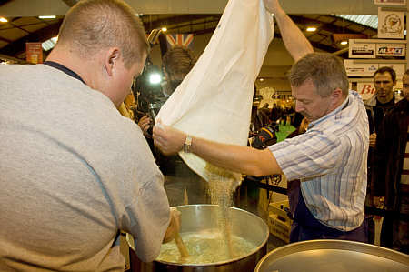 Mondial de la bière de Strasbourg 2009 – Démonstration de brassage - Demonstration des Brauvorgangs