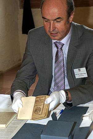 Prof. Dr. Friedrich Hepp, Leiter des Kurpf�lzischen Museums der Stadt Heidelberg, bei der Pr�sentation eines originales Exemplars des Heidelberger Katechismus von 1563
