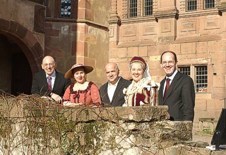 Im Schlosshof zu Heidelberg