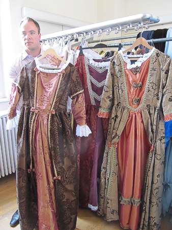 Schlossverwalter Stephan Hurst präsentiert die Neuerwerbungen in Schloss Rastatt