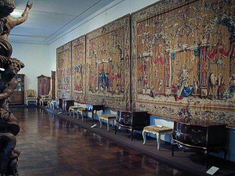 Groteskenserie aus der Manufaktur Philippe Behagle, Beauvais, um 1700, in der alten Präsentation in den Museumsräumen des Bruchsaler Schlosses