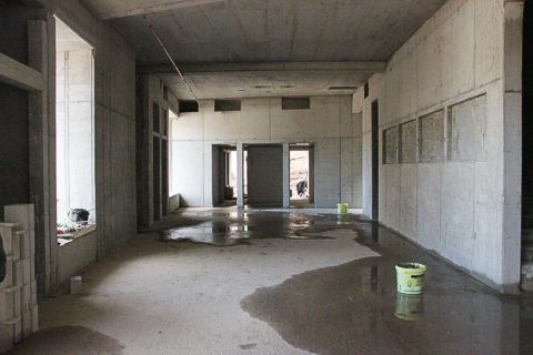 Schloss Heidelberg: Blick in den Rohbau des neuen Besucherzentrums: Rechts der Kassenbereich mit den Einbauplätzen für die Flachbildschirme, im Hintergrund die sowohl von innen als auch von außen zugänglichen Toilettenanlagen.