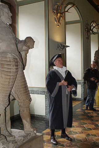 Schloss Heidelberg, Frühlingserwachen: Kirchenrat Markus zum Lamm erwacht im Friedrichsbau zu neuem Leben und berichtet aus seiner Zeit.