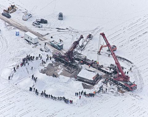 Das Archäologenteam beim Herausheben des "Keltenblocks". Bild: Landesamt für Denkmalpflege