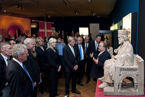 Ehrengäste besichtigen anlässlich der Eröffnung „Die Staufer und Italien“ die Ausstellung in den Reiss-Engelhiorn-Museen in Mannheim, darunter der hessische Ministerpräsident Volker Bouffier und der Vorsitzende der Bischofskonferenz Erzbischof Robert Zollitzsch. © rem, Foto: Jean Christen