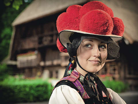 Zweifellos das bekannteste Stereotyp aus dem und über den Schwarzweald: Der rote Bollenhut.