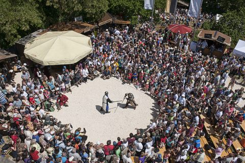 Starkes Publikumsinteresse fanden die Schaukämpfe der Stauferritter