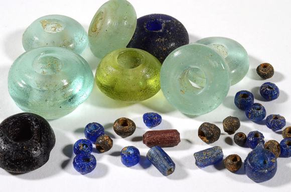 Glasperlen einer Halskette aus dem Grab eines Kleinkindes, das bereits 2011 bei Ausgrabungen in Watterdingen entdeckt wurde. Das Kind wurde um 500 n. Chr. mitten in der alamannischen Siedlung bestattet, Bild: Regierungspräsidium Freiburg, Ref. 26 - Denkmalpflege, Foto: Jürgen Hald