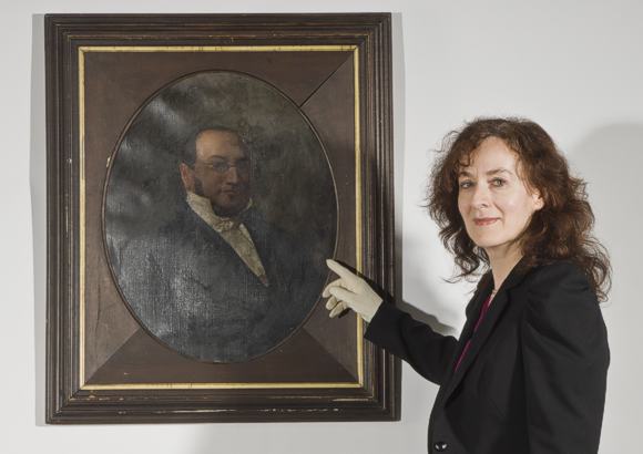 Dr. Katharina Siefert, Provenienzforscherin des BLM, vor dem Gemälde aus dem Besitz von Dr. Paul Ph. Homburger, Karlsruhe.