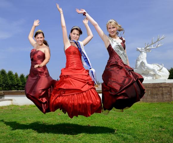 Pfälzisch-Badisch-Hessischer-Aufruf zur Teilnahme am Hoheitentreffen: Anna Hochdörffer (73. Pfälzische Weinkönigin), Katharina Keller (Schwetzinger Spar-gelkönigin Katharina I.) und Jana Dobner (Odenwälder Apfelkönigin Jana I.) (v.l.n.r.).