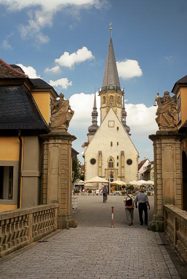 Weikersheim. Blick aus dem Schlosstor auf Marktplatz und Stadtkirche