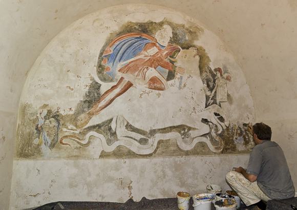 Klaus-Martin Grebe bei der Ausmalung des Mithräumnachbaus, Vorbild: Capua Vetere, 2 Jh. Bild: BLM