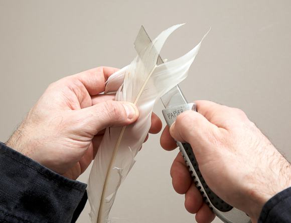 Vorbereitung der Schreibfeder. Bild &copy; Bayerische Schl&ouml;sserverwaltung