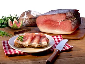 Schwarzw&auml;lder Schinken: Ger&auml;uchert &uuml;ber glimmenden Tannen- und Wacholderzweigen . &copy; Tannenhof GmbH/Niederschach