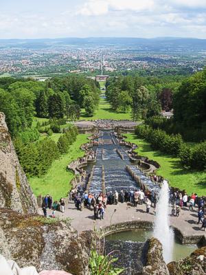 Zentrale Ache im Bergpark Wilhelmsh&ouml;he mit Blick auf die Stadt Kassel. Wikimedia Commons/Dirk Schmidt