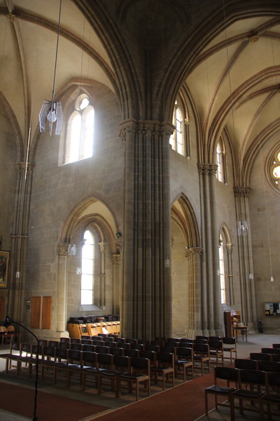 Prioratskirche Offenbach von au&szlig;en (oben), Vierungspfeiler mit S&uuml;d- und erneuertem Westschiff (unten) und Blick in das Vierungsgew&ouml;lbe (ganz unten)