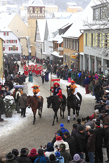 Rossmarkt Niederstetten: In der Ferienlandschaft „Liebliches Taubertal“ geht das Schwerpunktthema „Brauchtum – lebendige Tradition“ ins zweite Jahr. Die zugeh&ouml;rige Brosch&uuml;re mit der Veranstaltungs&uuml;bersicht 2015 ist jetzt erschienen. Foto: Tourismusverband „Liebliches Taubertal“, Peter Frischmuth 