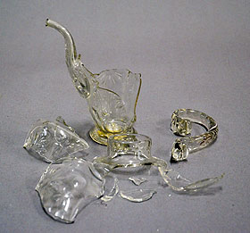 Glaskanne aus Schloss Favorite Rastatt vor und nach der Restaurierung. Foto: Werner Hiller-K&ouml;nig/ssg