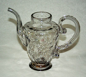 Glaskanne aus Schloss Favorite Rastatt vor und nach der Restaurierung. Foto: Werner Hiller-K&ouml;nig/ssg