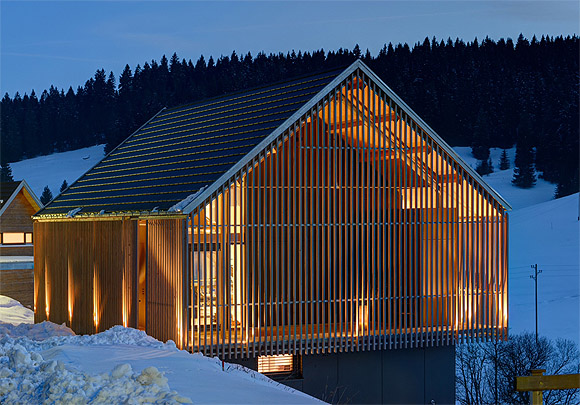 Schwarzwaldhaus, Schluchsee- Fischbach. Architektur Schaller + Sternagel Architekten, Allensbach. Tragwerksplanung Ingenieurb&uuml;ro Kunzelmann, Dietingen/Rottweil. Bauherr Dr. Werner M&uuml;ller und Agnes Hahmann-M&uuml;ller, Schluchsee-Fischbach. Holzbau Zimmerei Leiz, Radolfzell- Liggeringen: Foto: Naturpark S&uuml;dschwarzwald./ &copy; Schaller + Sternagel Architekten