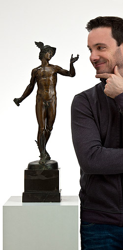 Eric Gauthier, Leiter von Gauthier Dance im Theaterhaus Stuttgart, wirbt mit der Bronzestatuette des Merkur aus der herzoglichen Kunstkammer f&uuml;r die Spendenkampagne zugunsten der "Wahren Sch&auml;tze", der neuen Schausammlung des Landesmuseums W&uuml;rttemberg (&copy; Hendrik Zwietasch, Landesmuseum W&uuml;rttemberg, Stuttgart)