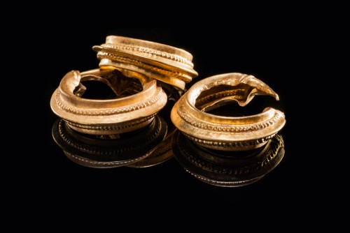 Ohr- oder ins Haar eingeflochtene Ringe aus dem fr&uuml;hkeltischen Grab vonKirchheim u.T. Foto: LDA BW