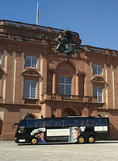Der neue Schl&ouml;sserbus aus dem Haus Barbis vor dem Mannheimer Schloss, f&uuml;r dessen Besuch er in Zukunft auch Werbung macht.