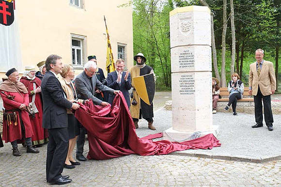 Enth&uuml;llung der Stauferstele am 2. Mai 2015. Foto: Stadt Denkendorf