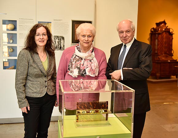 Klaus-Dieter Rohlfs, Vorstandsmitglied der Freunde des Badischen Landesmuseums, Gerlinde H&auml;mmerle, Regierungspr&auml;sidentin a.D. und Vorstandsvorsitzende, und Provenienzforscherin Dr. Katharina Siefert &copy; Badisches Landesmuseum, Foto: Goldschmidt