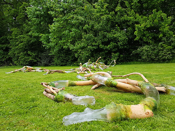 Glaskunst im Schlosspark von Schloss Favorite (Rastatt): Himmelsgebeine