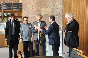 Symbolische Schlüsselübergabe von Architekt Max Dudler an Bernd Müller, dann an Andreas Falz udn schließlich an Martin Scharff